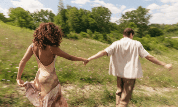 רומנטזי: כשהלב רוצה פיות, חרבות וסצנות איטיות אך סוערות