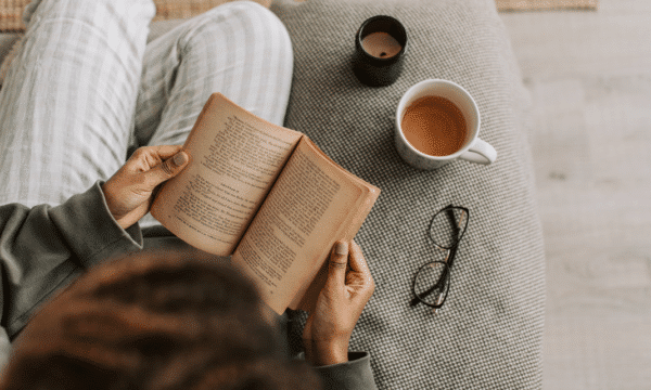 רומן הוא לא בריחה מהמציאות, הוא סביבה בטוחה לעבד אותה